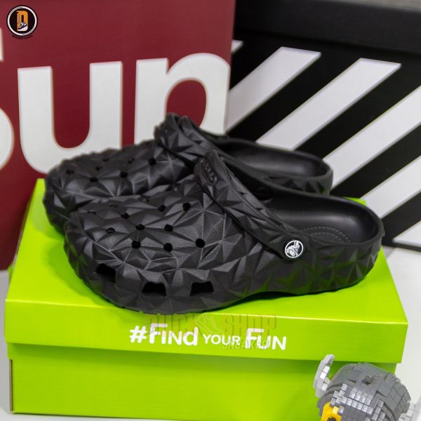 Sục Crocs Classic Geometric Black Bản Trung - Hình ảnh 2