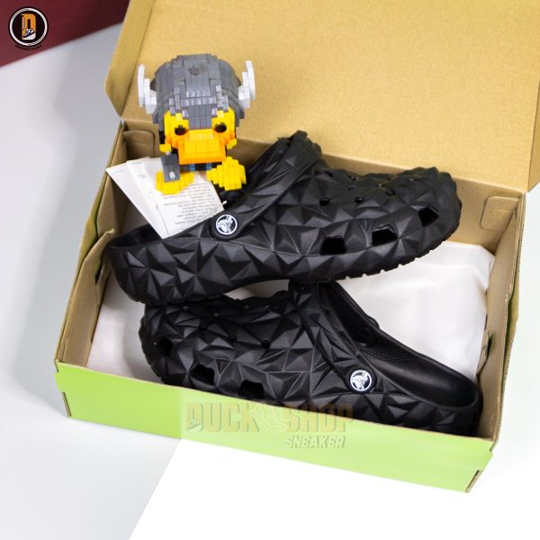 Sục Crocs Classic Geometric Black Bản Trung - Hình ảnh 3