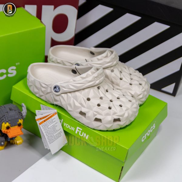 Dép Sục Crocs Classic Geometric Cream Bản Trung - Hình ảnh 2