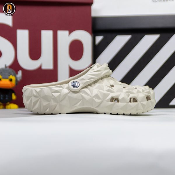 Dép Sục Crocs Classic Geometric Cream Bản Trung