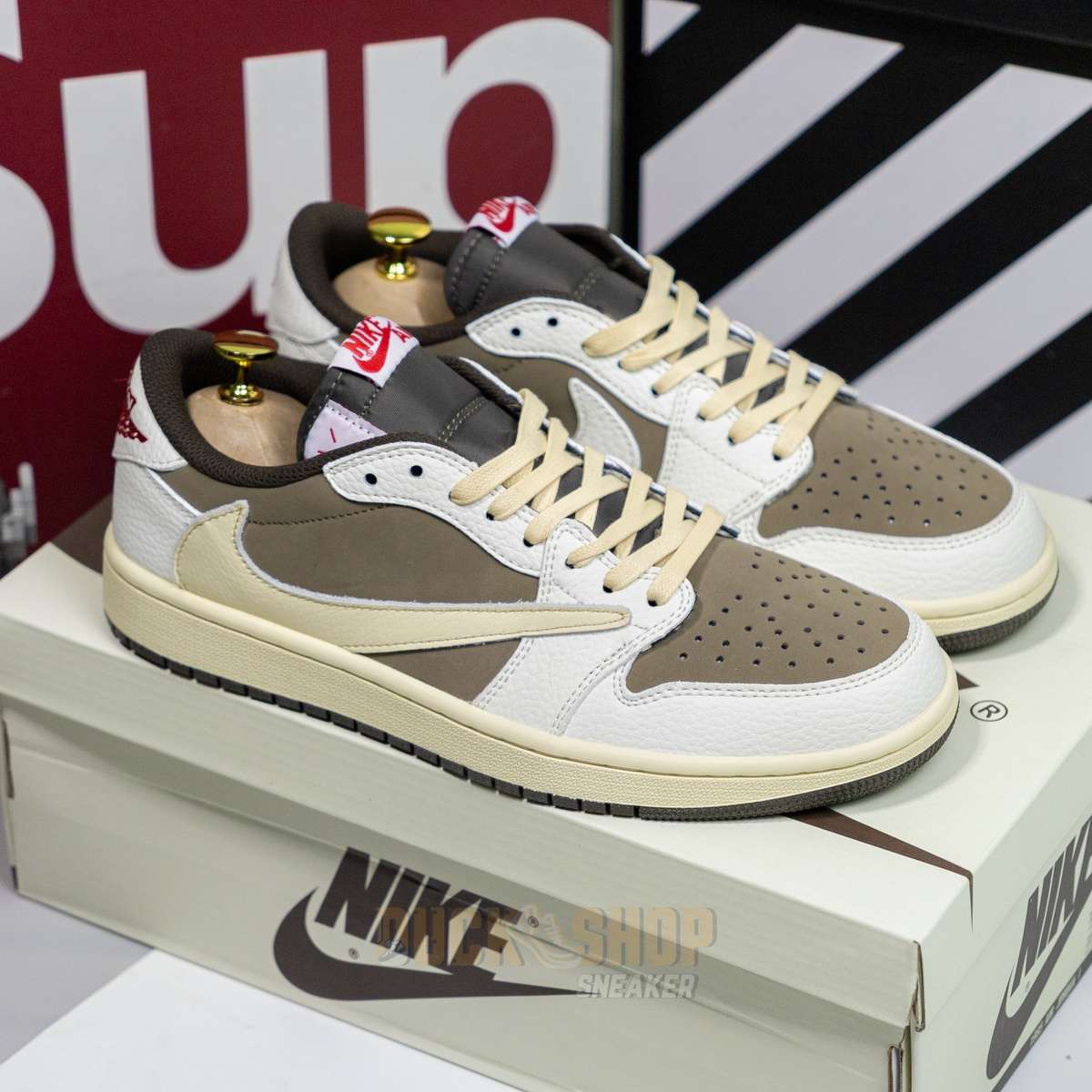 Alternative view of Giày Nike Air Jordan 1 Low x Travis Scott Sail and Ridgerock Mocha